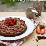 Torta al cioccolato con fragole e lamponi e crema fresca al cacao