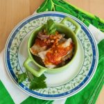 Ravioli lunghi alle cime di rapa, con sugo di pomodoro alle acciughe e briciole croccanti