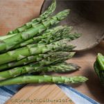 Crema di verdure verdi: asparagi, zucchine e piselli