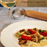 Mezzelune ai funghi e ricotta con sugo di champignons e pomodorini