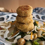 Falafel di ceci su insalata mediorientale