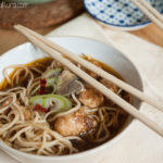 Zuppa di miso con noodles e pollo