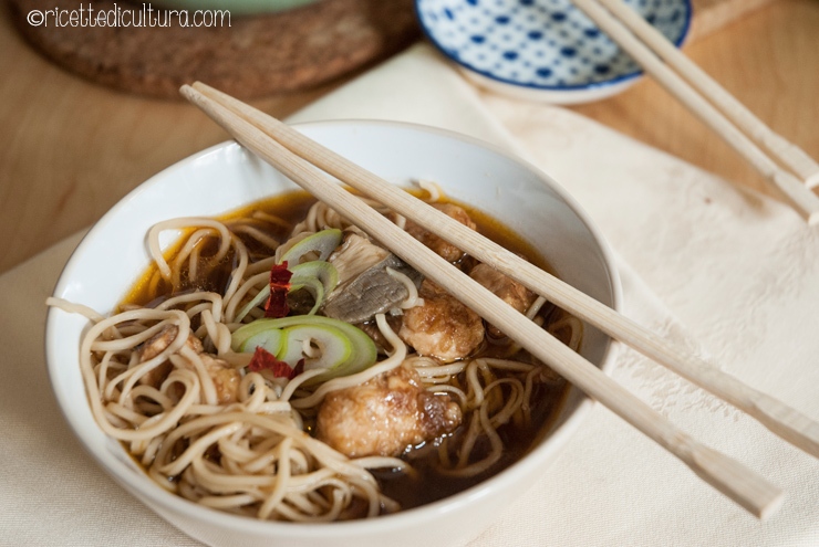 Zuppa di miso con noodles e pollo Il classico comfort food giapponese