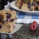 Cavoli a merenda? No, fagioli! Blondies ai frutti di bosco con purea di fagioli bianchi