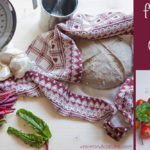 Focaccia scura con costine rosse e gocce di mascarpone