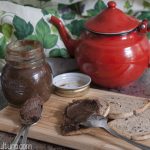 Crema spalmabile vegan alle nocciole con avocado e cioccolato fondente (e pane ai semi)