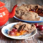 Galette rustica con albicocche e ciliegie