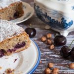 Torta di nocciole sofficissima e ciliegie di Vignola