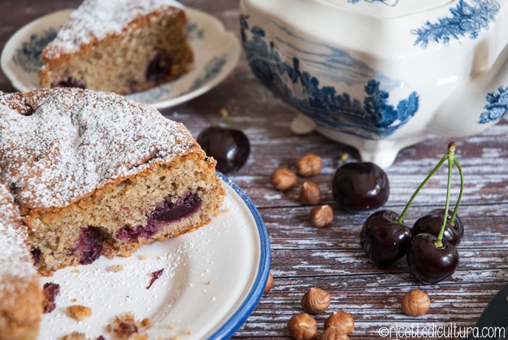 Torta di nocciole sofficissima e ciliegie di Vignola Soffice soffice, con l'abbinamento vincente ciliegie-nocciole