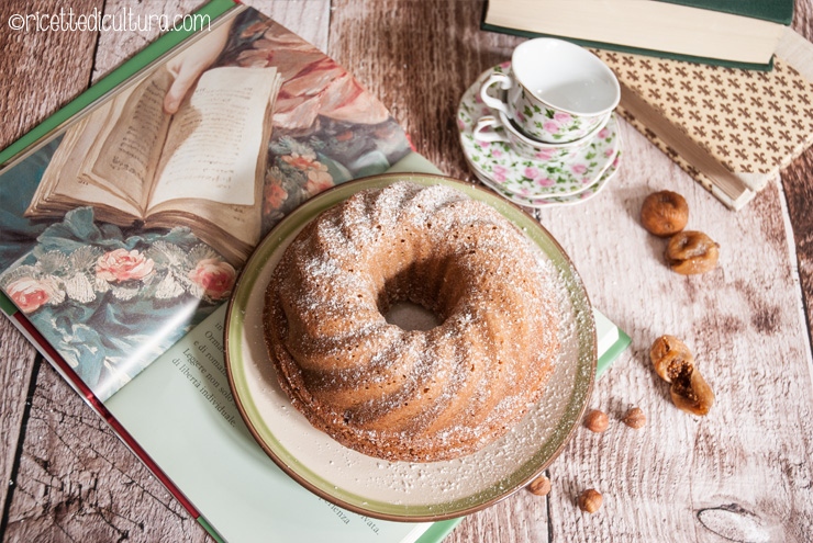 Torta di nocciole con i fichi secchi Una soffice bundt-cake alle nocciole con un cuore di fico secco in ogni fetta