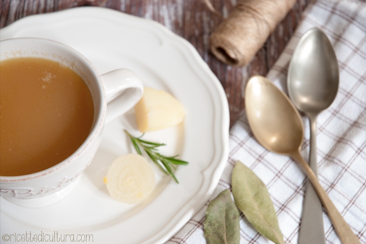 Brodo vegetale leggero Poche verdure delicate, lenticchie rosse, salvia e rosmarino.