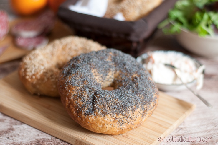 I panini a forma di anello: i bagels Come fare a casa i panini ad anello più famosi del mondo