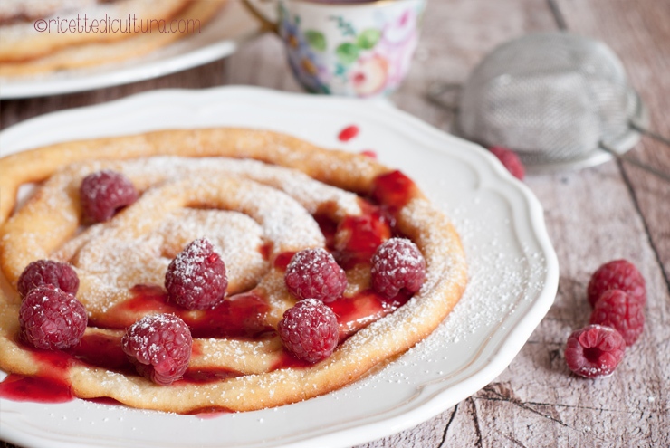 Strauben, frittelle di montagna Golosa merenda o sfizioso spuntino