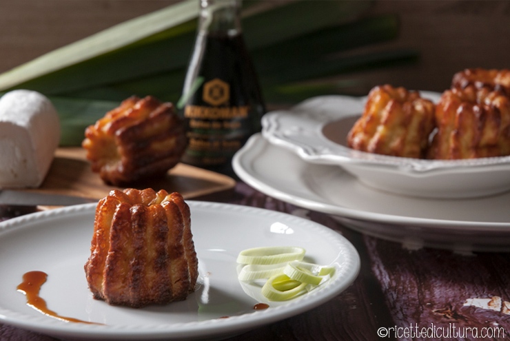 Canelés salati con porro di Cervere e Bûche de chevre Per il contest #Kikkomania i celebri dolcetti di Bordeaux diventano salati