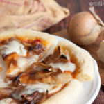 Pizza di semola con cipolla caramellata e Taleggio
