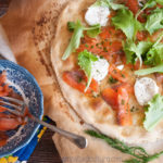 Pizza sottile con gravlax e caprino fresco