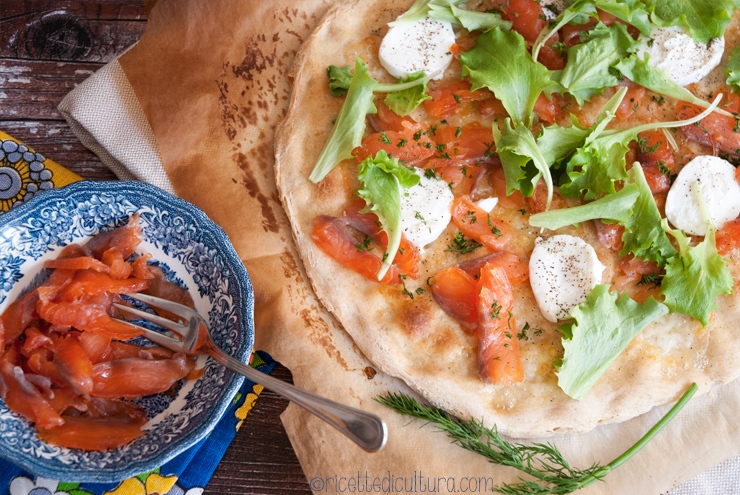 Pizza sottile con gravlax e caprino fresco Una base sottile e leggera e un condimento che si aggiunge fuori forno