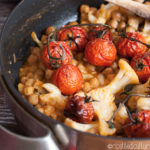 Spadellata di verdure con ceci e pomodorini