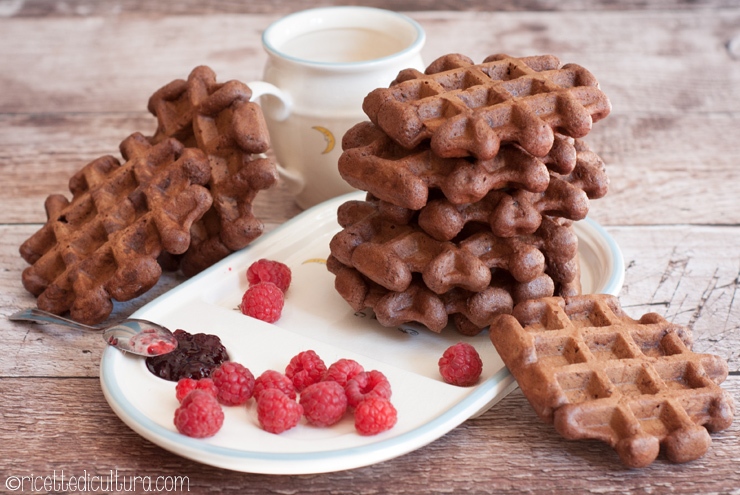 Waffles vegani al cacao Per una colazione leggera senza uova e senza latte