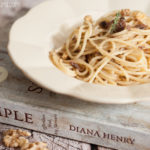 Spaghetti con acciughe e noci