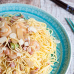 Noodles di grano con gamberi e pancetta