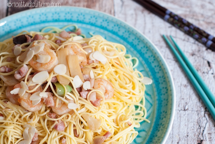 noodles di grano con gamberi e pancetta