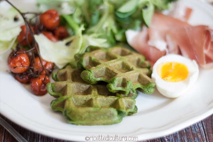 Waffles con gli spinaci nell’impasto Una versione salata con spinaci e olio d'oliva