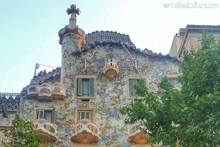 Sant Jordi e Casa Battló, una leggenda, un’ispirazione. La leggenda del San Giorgio catalano e l'ispirazione di Antoni Gaudi.