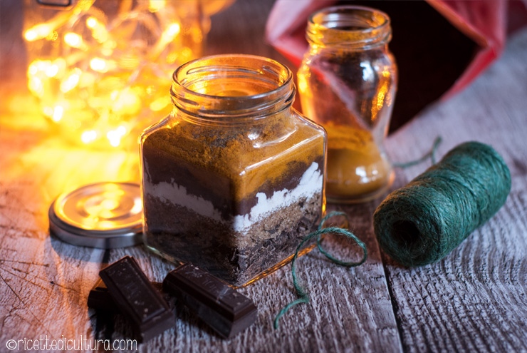 Cioccolata d’oro, la cioccolata alla curcuma Preparato per cioccolata calda densa, ma con una sfumatura dorata e un gusto pepato.