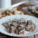 Cubetti ai tre cioccolati e arachidi