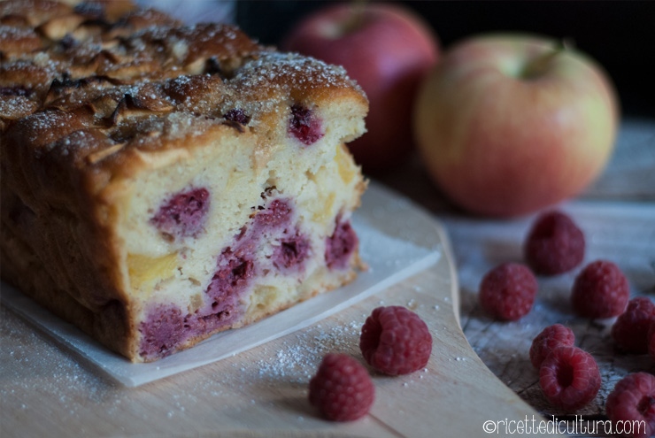 Plumcake alla panna con mele e lamponi La panna rende sofficissima questa deliziosa torta di mele