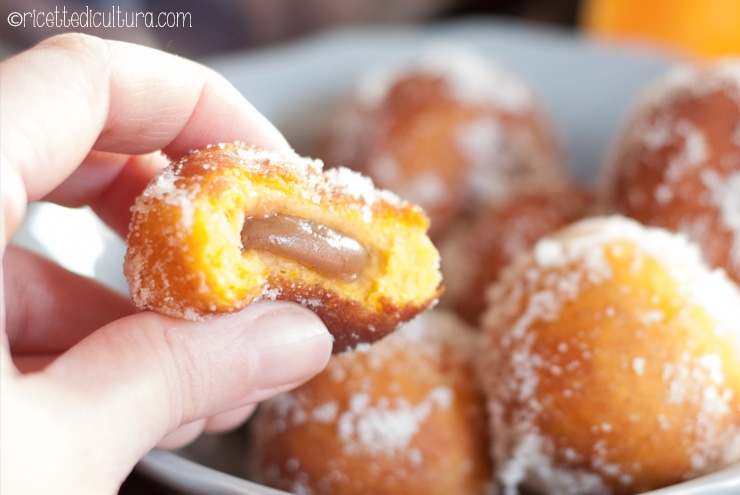 Mini bomboloni di zucca L'impasto soffice con zucca e il ripieno di golosa crema di marroni