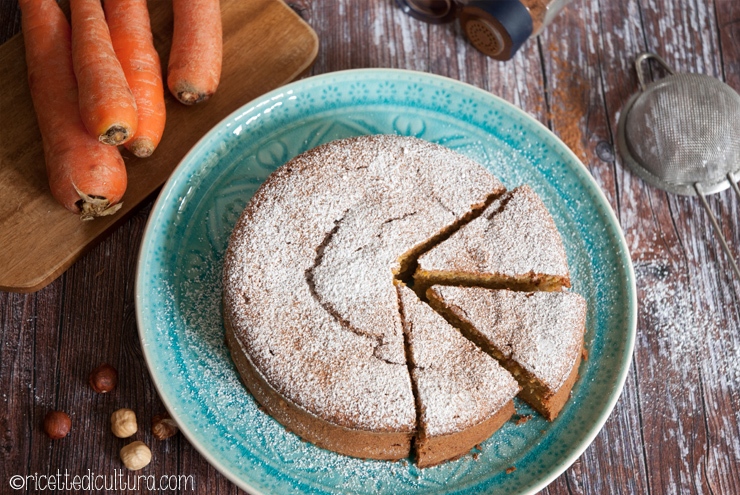 Torta di carote e nocciole Un dolce semplice e profumatissimo, delicatamente umido.