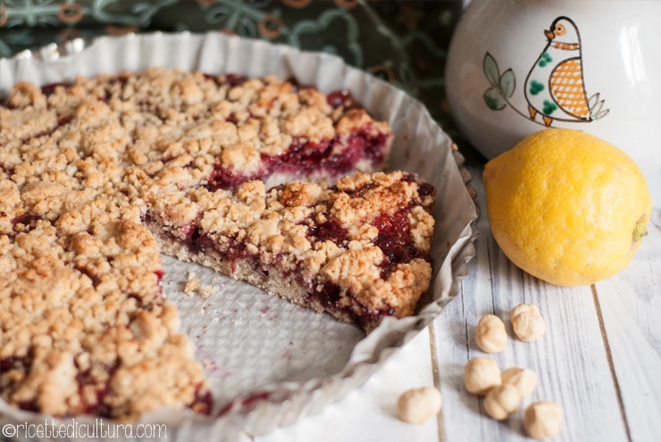 Crostata sbriciolata con confettura Un base con soli albumi, ma profumata di nocciole