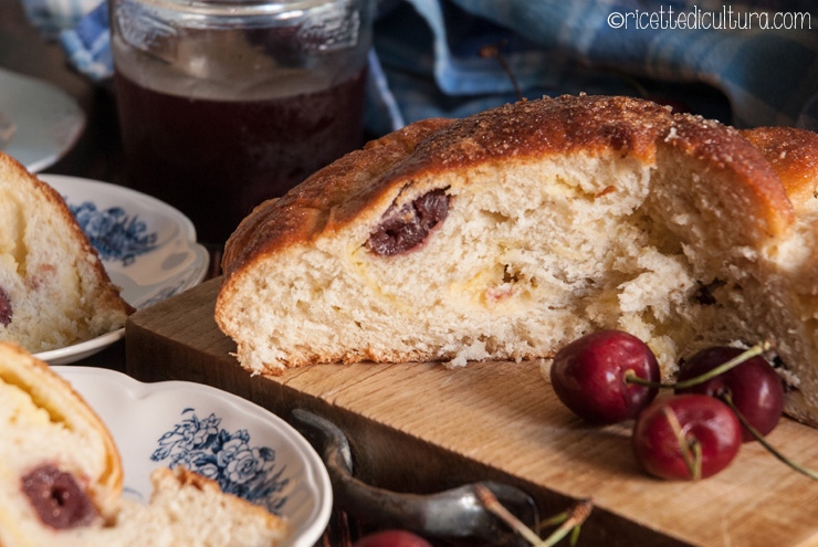 Brioche alla crema e ciliegie L'incontro di due golosità irresistibili