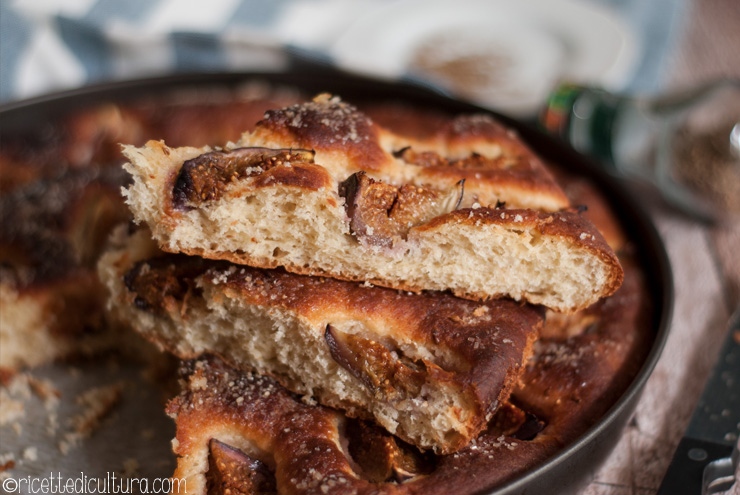 Focaccia dolce ai fichi, la colazione di settembre Un impasto semplice e super soffice decorato con golosissimi fichi neri