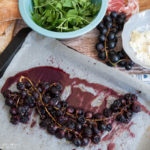 La frutta diversa: uva al forno con caprino