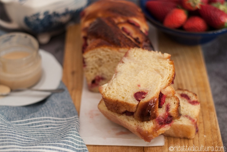 Babka alle fragole e burro d’acero Una versione primaverile della famosa brioche intrecciata