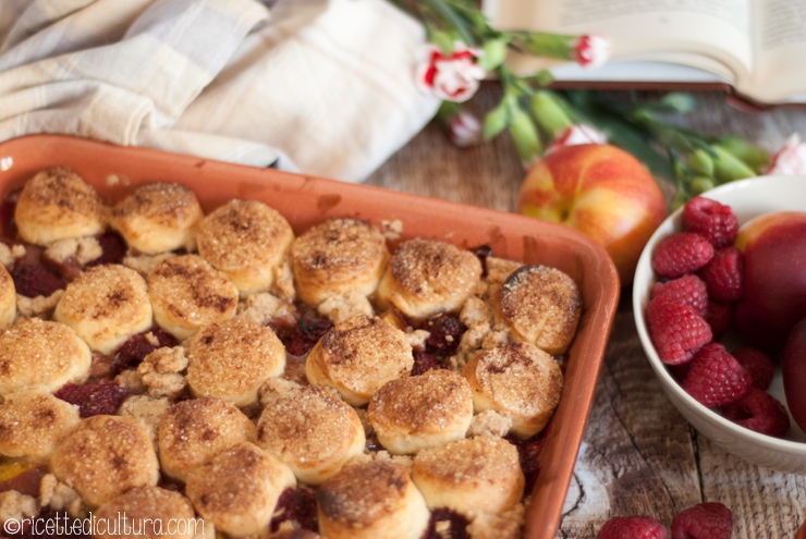 Cobbler di pesche e lamponi, come Abby Fisher Un dolce tradizionale rivisitato con golosità