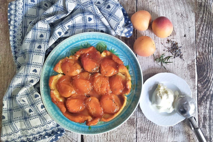 Tarte Tatin di albicocche al rosmarino e lavanda La celebre torta rovesciata profuma d'estate